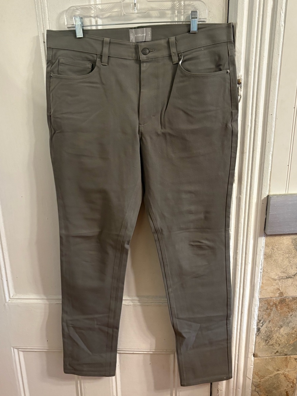 Everlane Men's Slim Straight Panta in Olive